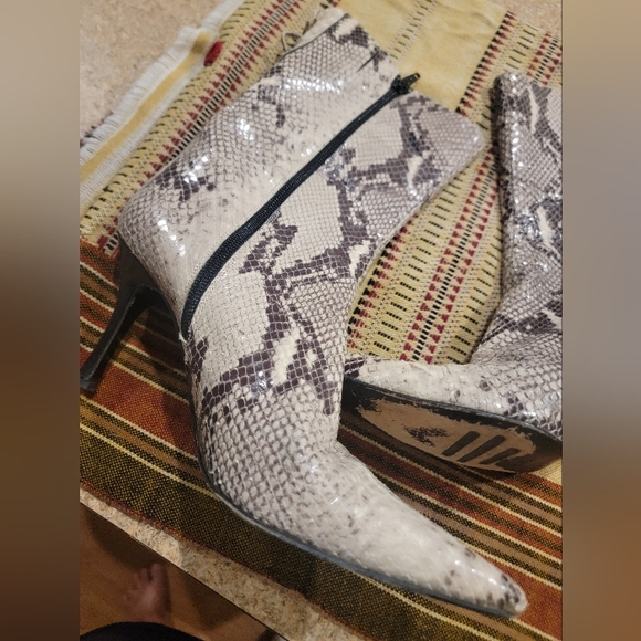 Charles David Snakeskin Short Stiletto Boots Made In Italy Sz 9 - Picture 2 of 16